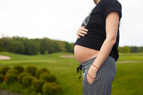 Young pregnant woman in nature — Stock Photo, Image