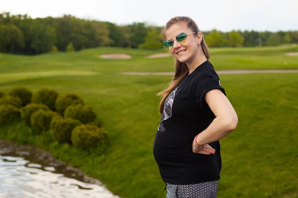 Νεαρή έγκυος γυναίκα στη φύση — Φωτογραφία Αρχείου