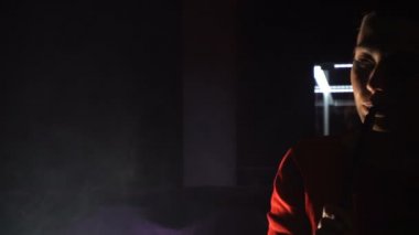 Güzel genç kadın sigara nargile