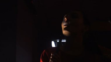 Güzel genç kadın sigara nargile