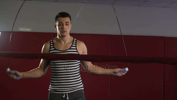 복 서 남자 복싱 링에 밧줄 점프 — 비디오