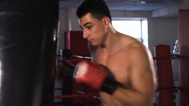 Boks spor salonunda eğitim genç erkek sporcu atlet