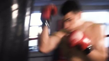 Boks spor salonunda eğitim genç erkek sporcu atlet