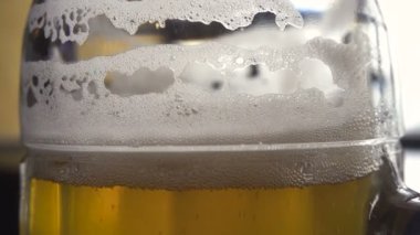 Taze altın bira dolu bardak