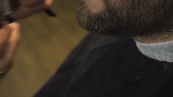 Barba de afeitar del hombre en la peluquería — Vídeos de Stock