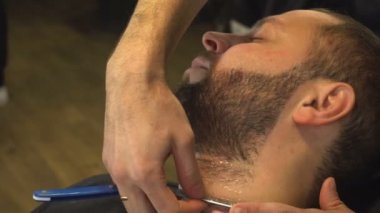 Barberman tıraş sakal bir adam