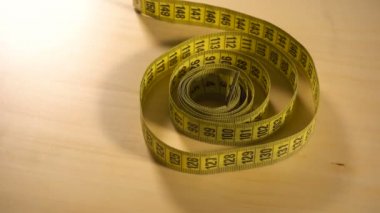 Sarı ölçüm bandı iplik çevresinde