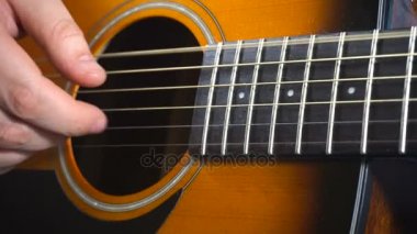 Akustik gitarla çalan adam