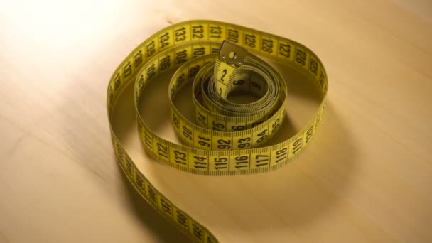 绕着黄色测量磁带转动 — 图库视频影像