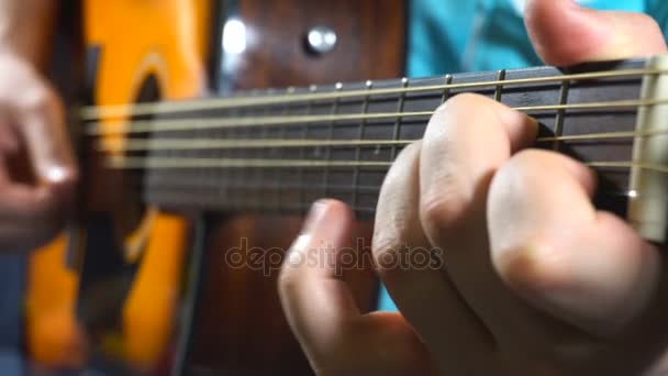 Man speelt op akoestische gitaar — Stockvideo