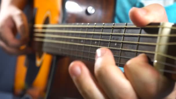 Homem tocando na guitarra acústica — Vídeo de Stock