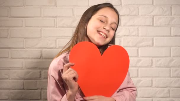 Adolescente ragazza withred grande cuore — Video Stock