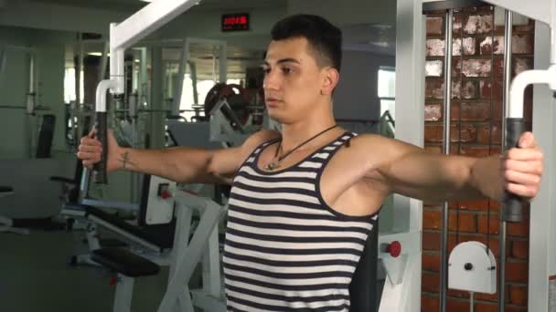 Спортсмен делает упражнения на груди — стоковое видео