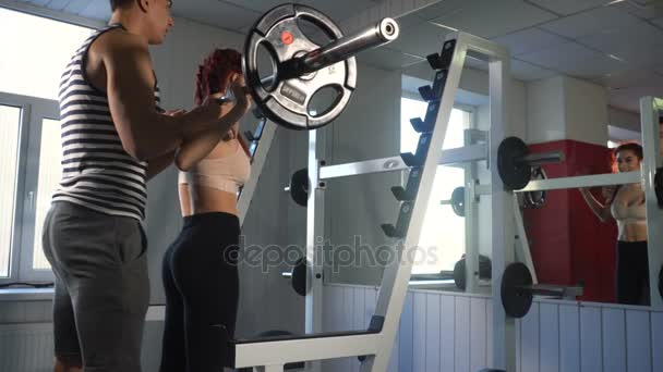 Couple Sproty faire squats — Video