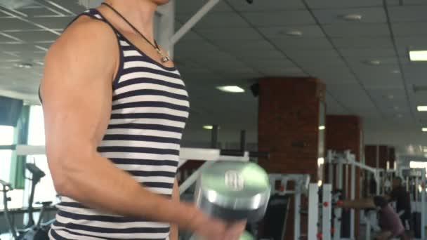 Sterke atleet man doen oefening op biceps met dumpbell — Stockvideo