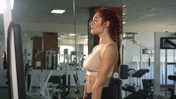 Fit mulher fazendo exercício em tríceps — Vídeo de Stock