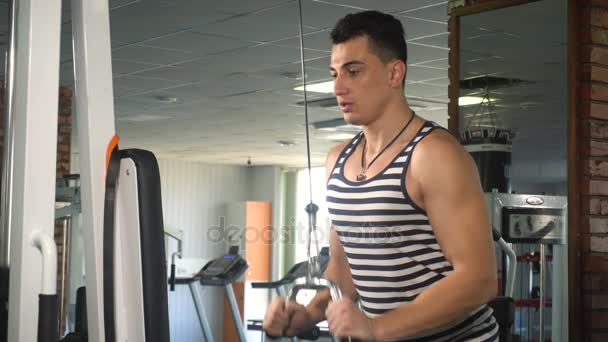 Hombre atleta fuerte haciendo ejercicio en tríceps — Vídeos de Stock
