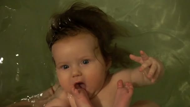 Bébé fille dans le bain avec de longs cheveux — Video