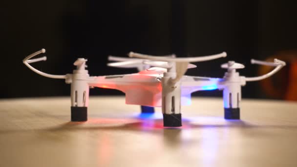 Pequeño dron blanco quadrocopter — Vídeos de Stock
