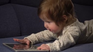 Touchpad ile oynarken küçük şirin bebek kız