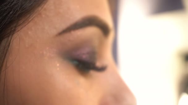 Maquillaje artista hace maquillaje para mujer modelo — Vídeos de Stock