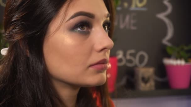 Макияж художник делает макияж для женщины модели — стоковое видео