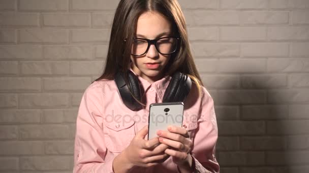 Adolescent fille messagerie dans smartphone — Video