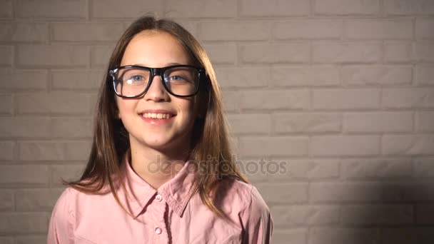 Tonåring flicka tittar i kameran — Stockvideo