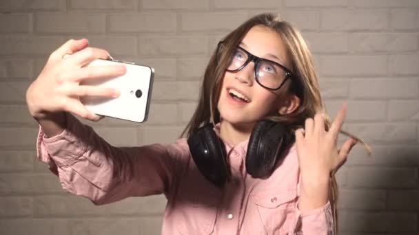 किशोरी लड़की कर रही सेल्फी के साथ खुद — स्टॉक वीडियो