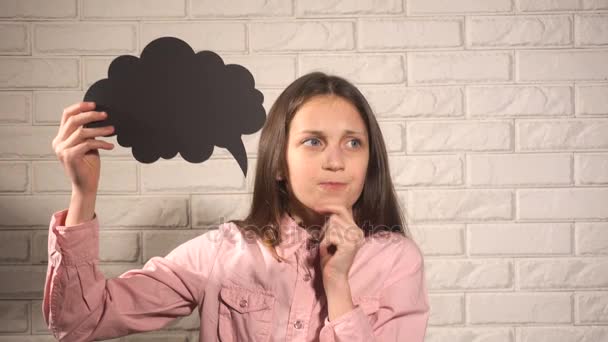 Adolescente chica pensando en algo — Vídeos de Stock