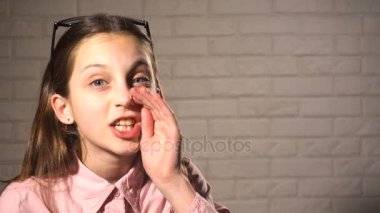 Genç kız söylüyorum sır