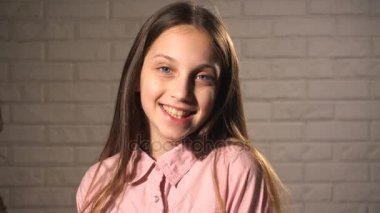 Genç kız farklı duygular kümesi