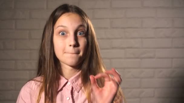 Смешная девочка показывает, что все в порядке — стоковое видео