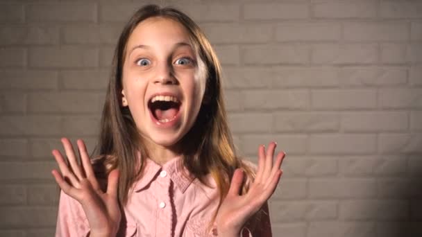 Chica adolescente muy feliz y sorprendida — Vídeos de Stock