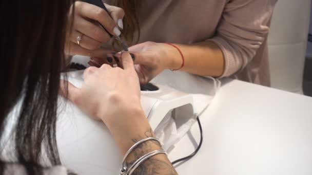 Artista de manicura haciendo manicura profesional en el salón de spa — Vídeo de stock