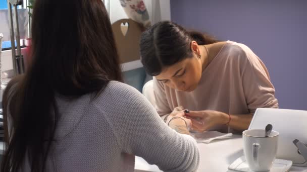 Woman manicure master doing manicure — Stock Video