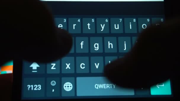 Ręce człowieka pisania tekstu za pomocą smartfona — Wideo stockowe
