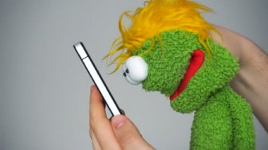 Komik yeşil kukla Smartphone içinde arıyorum