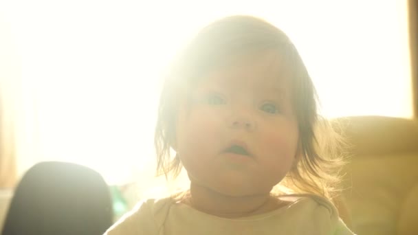 Küçük şirin bir bebek kız kameraya bakıyor — Stok video