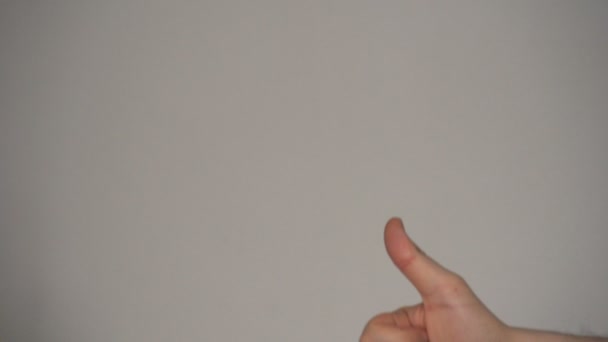 Homme montrer pouces levés 