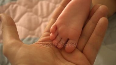 Baba kız bebek küçük ayak tutan