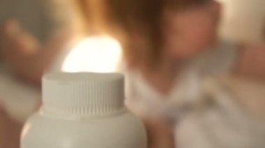 Bebek pudrası ile arka plan çocuğa