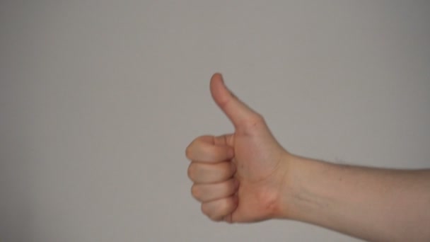 Homme montrer pouces levés 