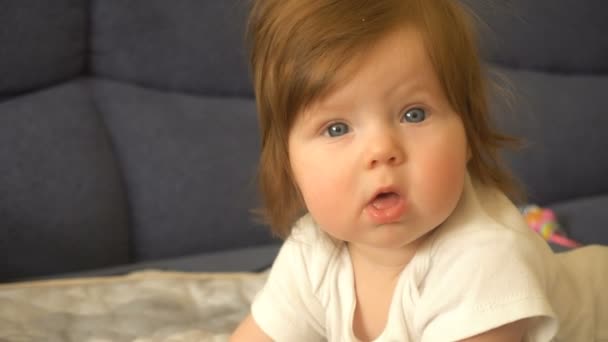 Uma linda menina está olhando para a câmera — Vídeo de Stock