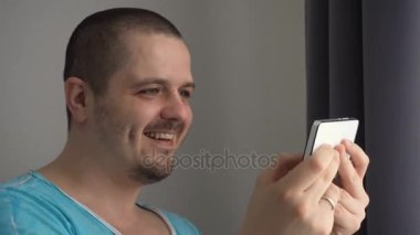 Smartphone cep telefonu ile oyunlarda oynayan adam