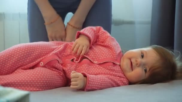 Kleine schattige baby meisje laughting spelen met moeder — Stockvideo