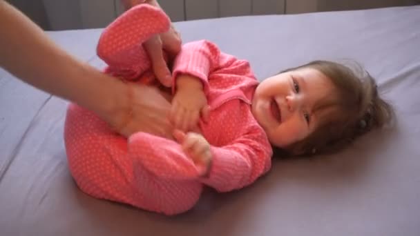 Anne ile oynarken küçük şirin bebek kız laughting — Stok video