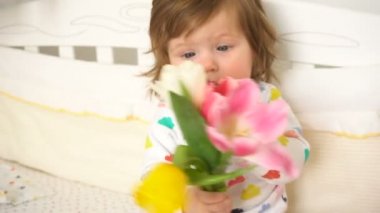 Küçük bebek kız Lale buketi ile