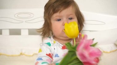 Küçük bebek kız Lale buketi ile