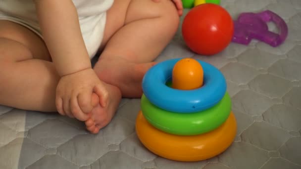 Criança com o brinquedo pirâmide — Vídeo de Stock